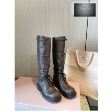 미우미우 24FW 프린트 로고 슈레이스 가죽 부츠