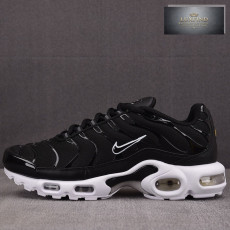나이키 에어맥스 플러스 블랙 화이트 DM2362-001