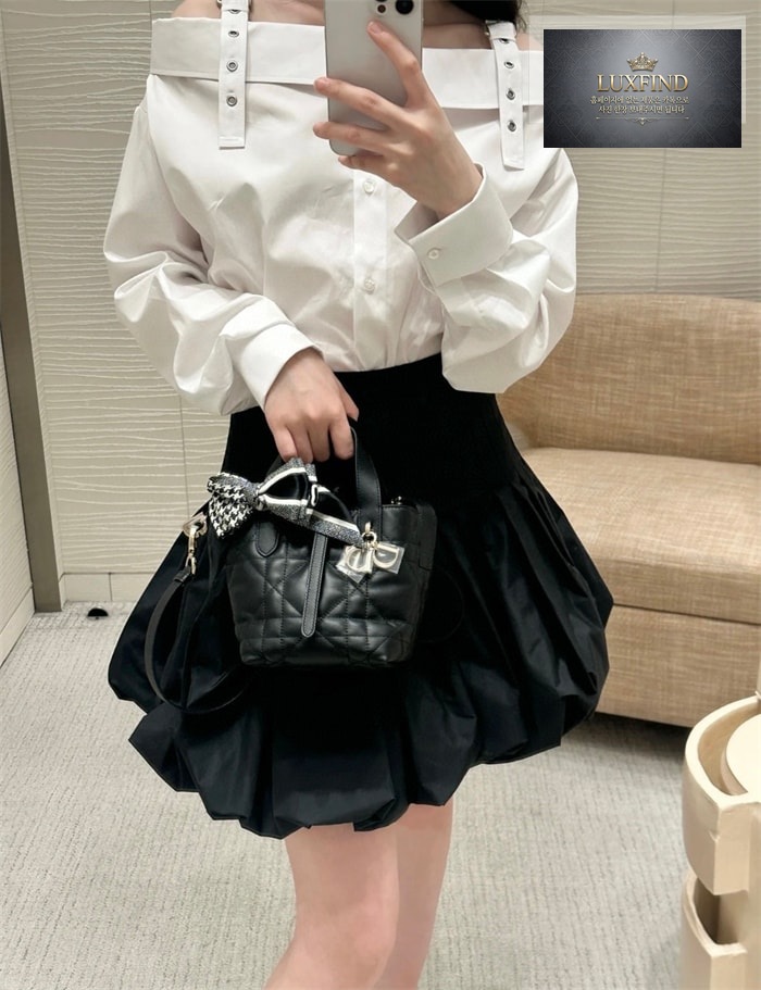 디올 뚜주흐 스몰 버티컬 토트백 파우더 베이지 매크로까나쥬