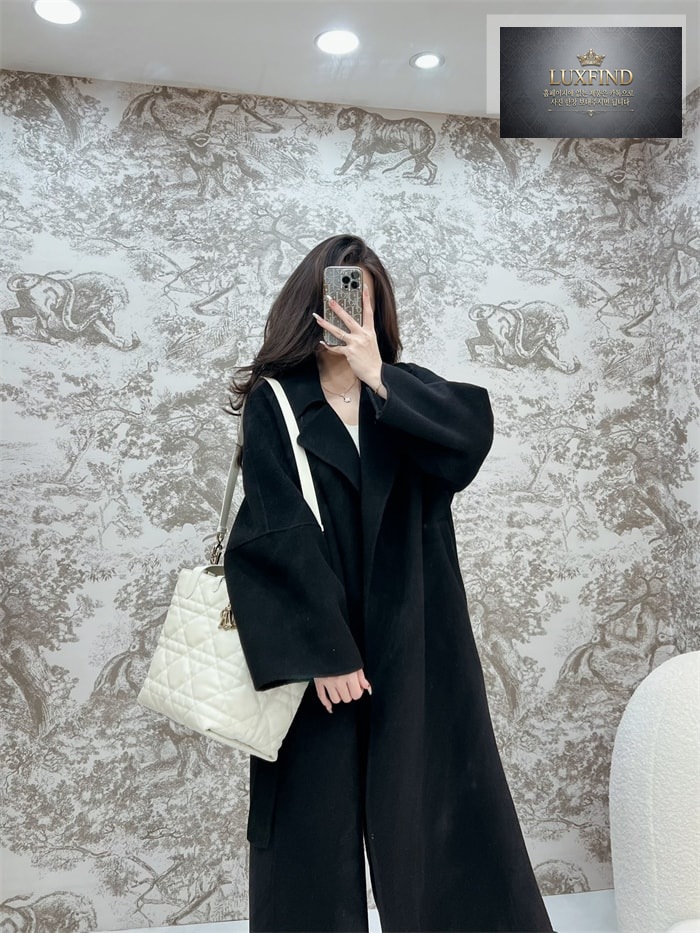 디올 뚜주흐 미디엄 버티컬 토트백 라떼 매크로까나쥬