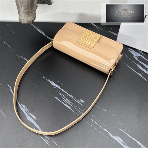 디올 Miss Dior Graffiti 플랩백