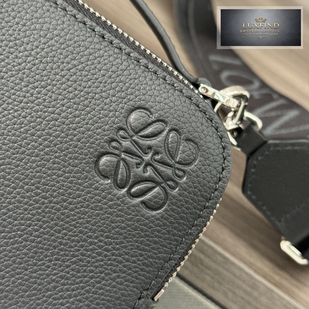 Loewe Mini Leather Camera