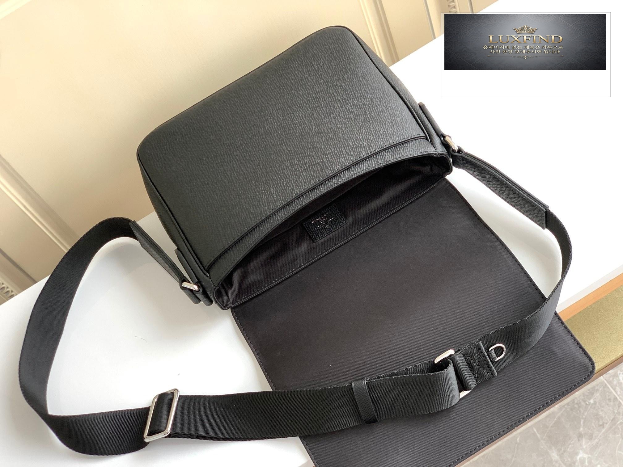 Louis Vuitton District PM Taiga