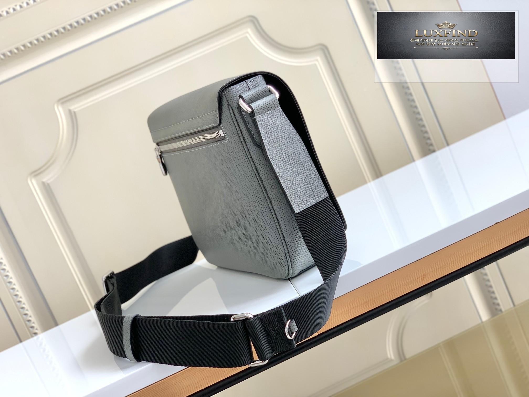 Louis Vuitton District PM Taiga