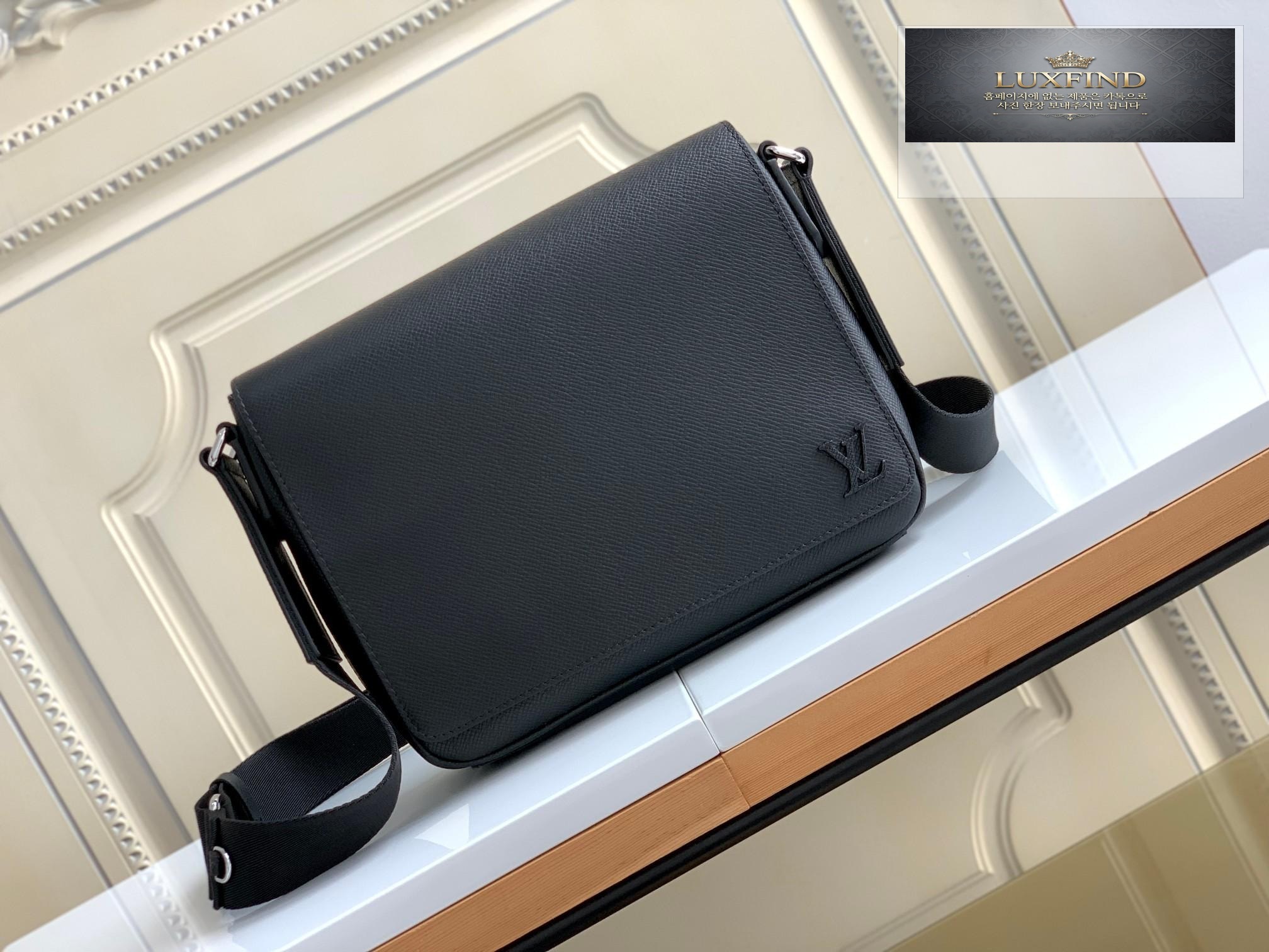 Louis Vuitton District PM Taiga