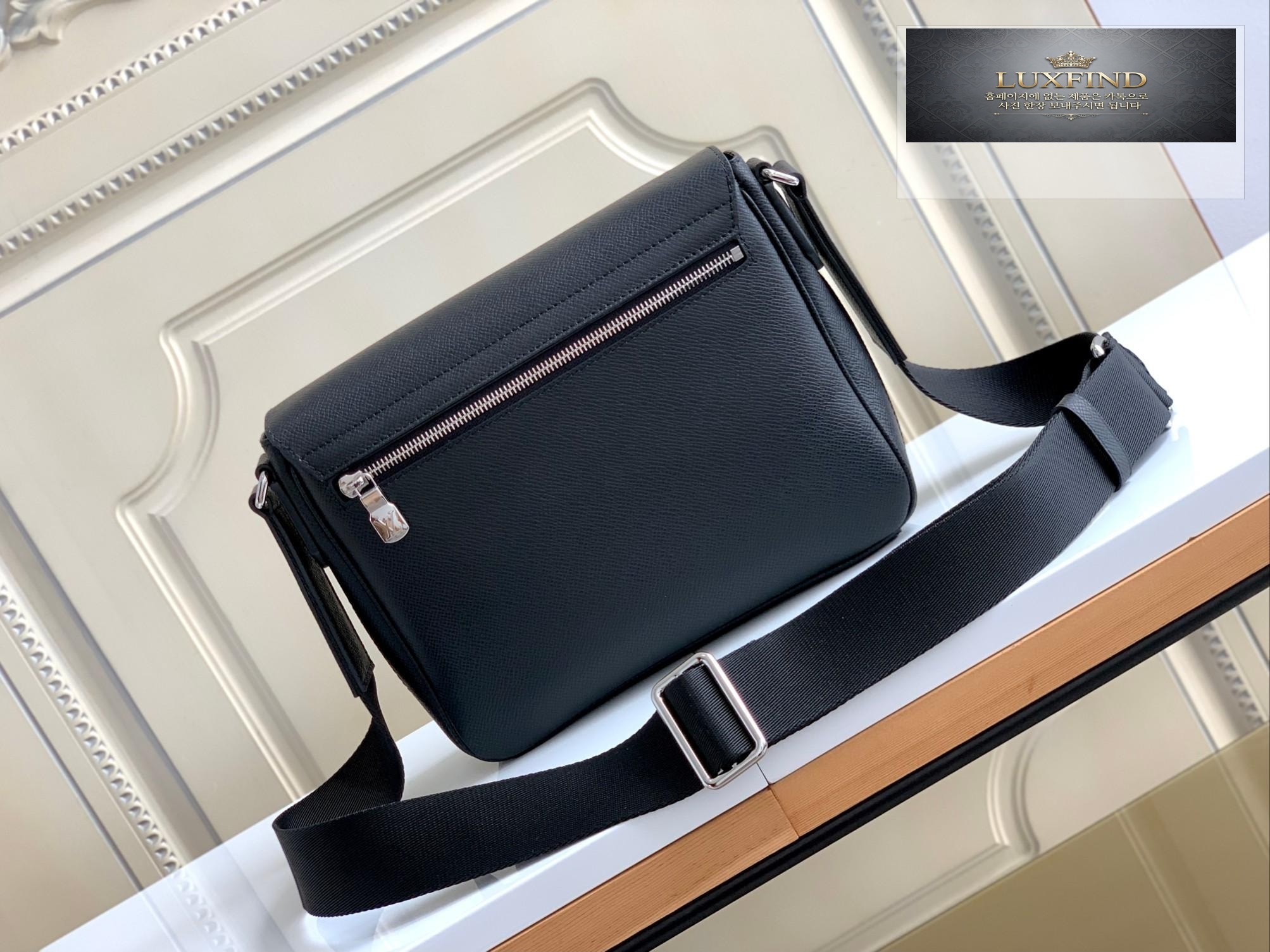 Louis Vuitton District PM Taiga