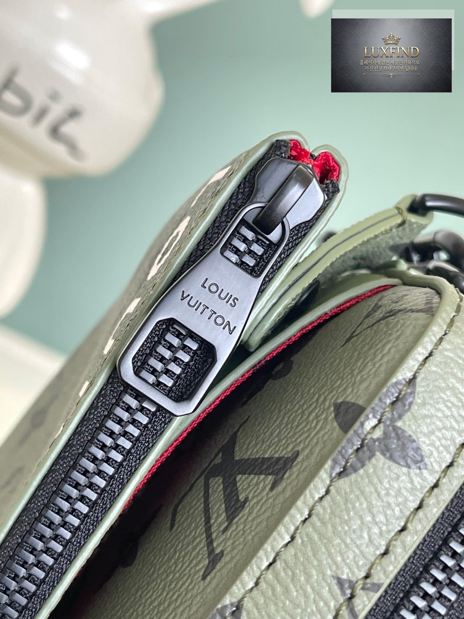Louis Vuitton Trio Messenger Guitar