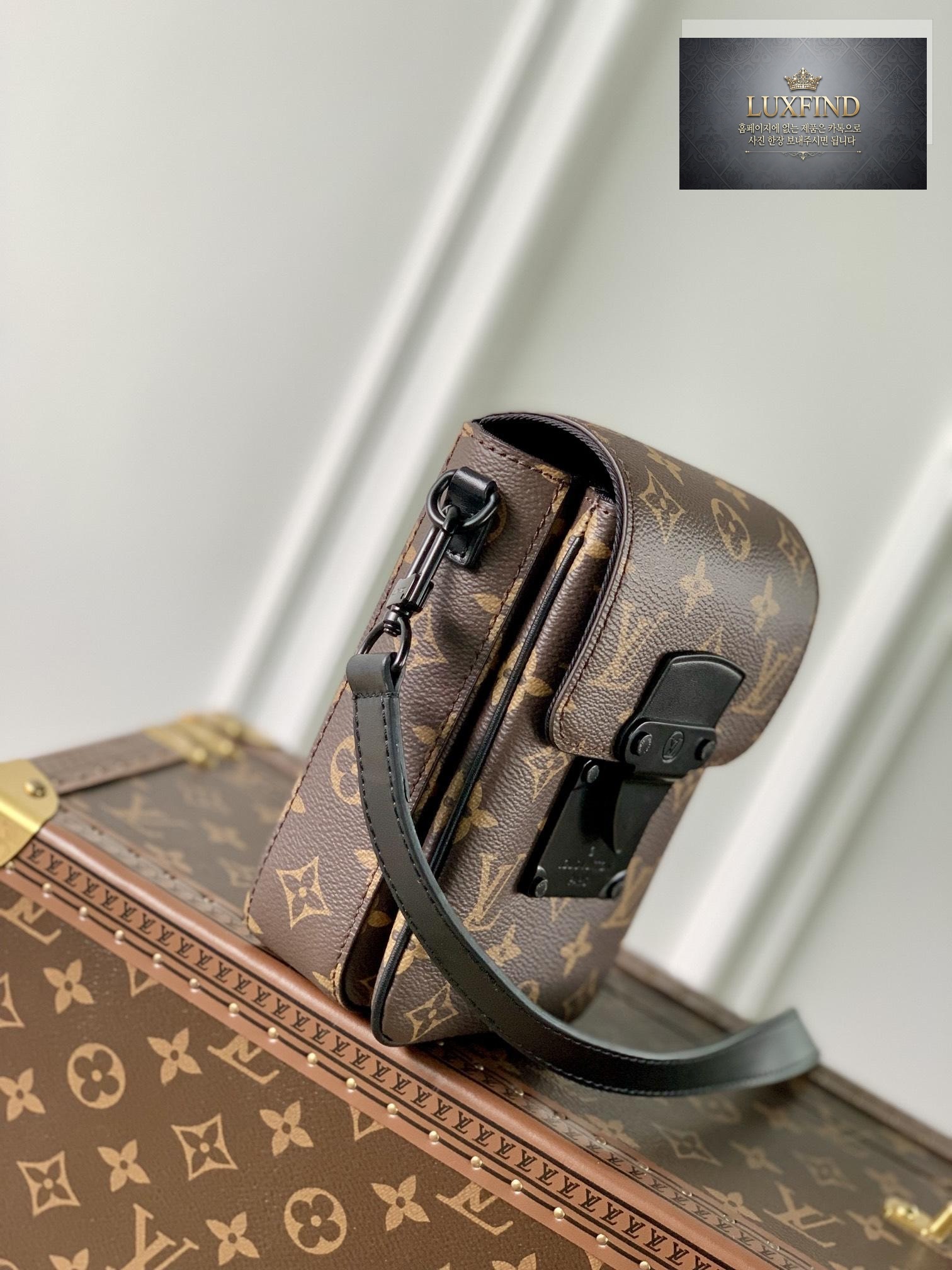 Louis Vuitton S - Lock Vertical Wearable Wallet