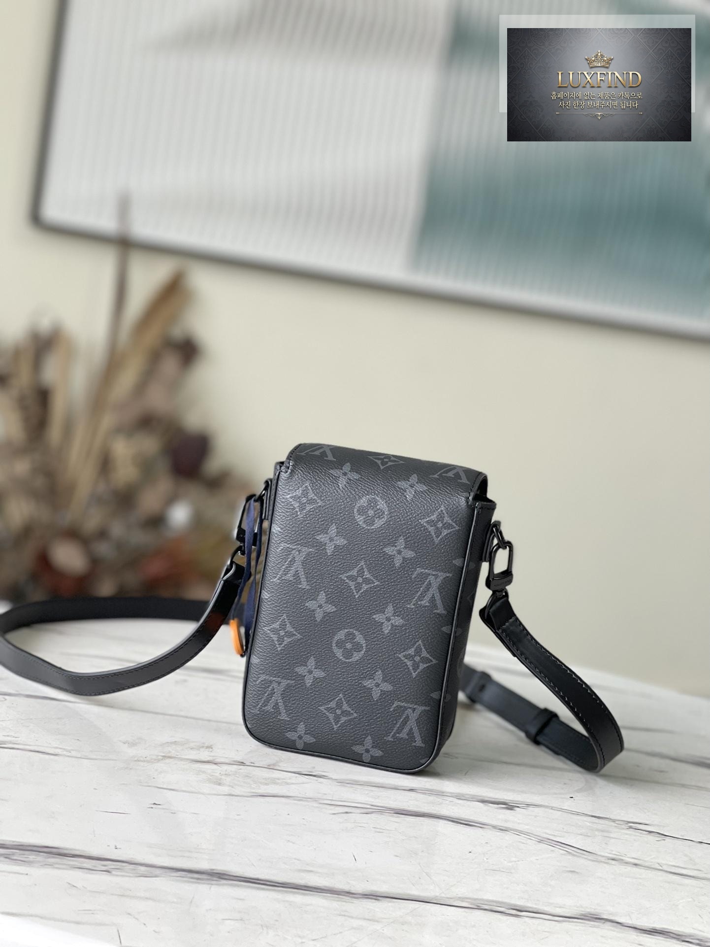 Louis Vuitton S - Lock Vertical Wearable Wallet