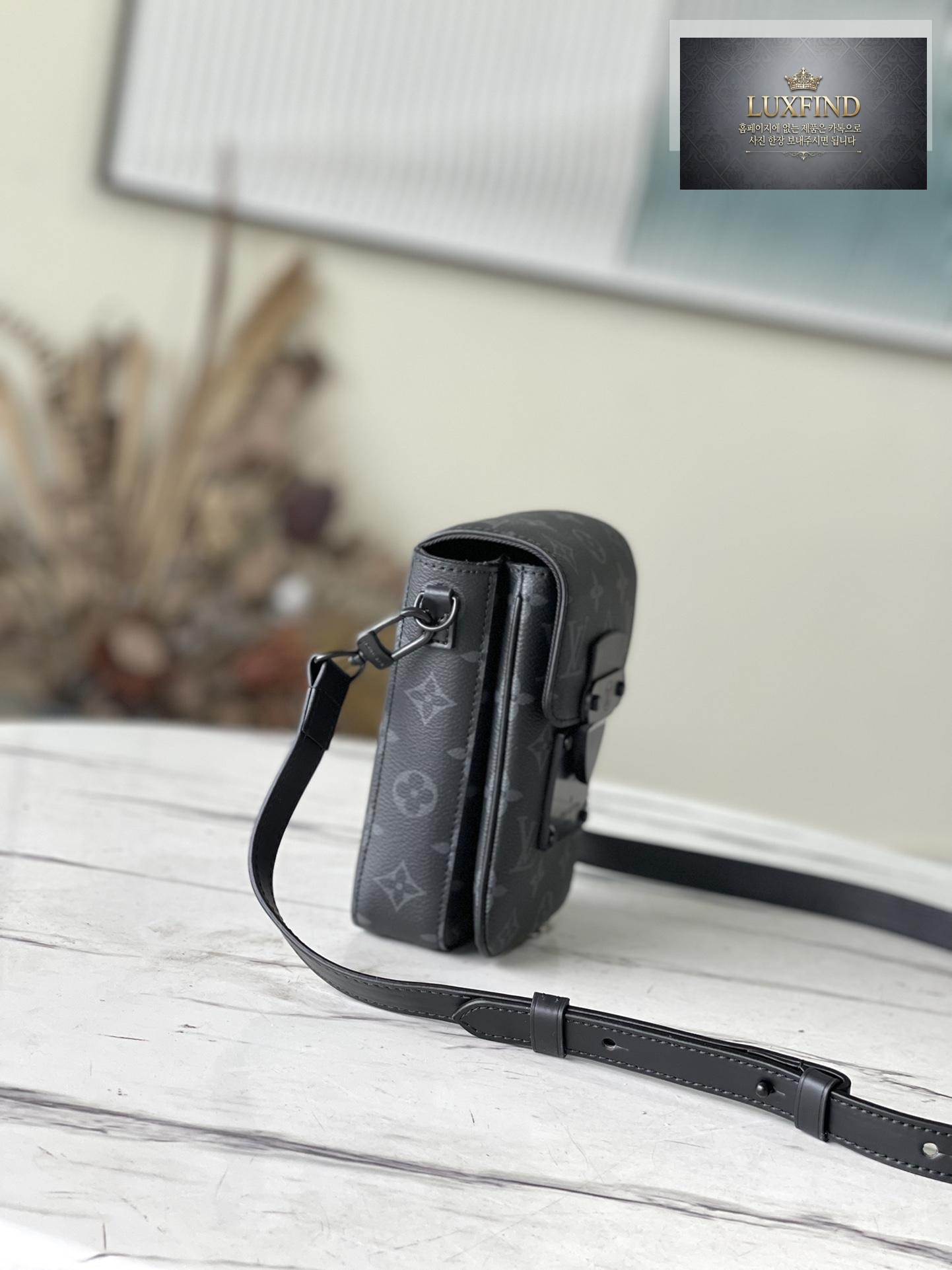 Louis Vuitton S - Lock Vertical Wearable Wallet