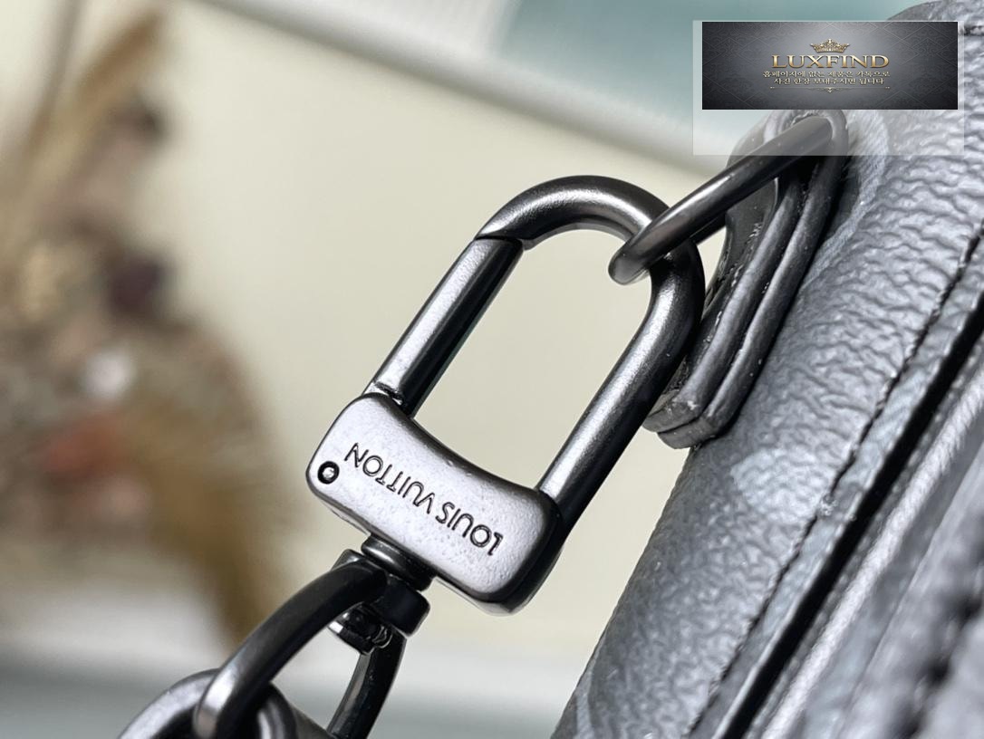 Louis Vuitton S - Lock Vertical Wearable Wallet
