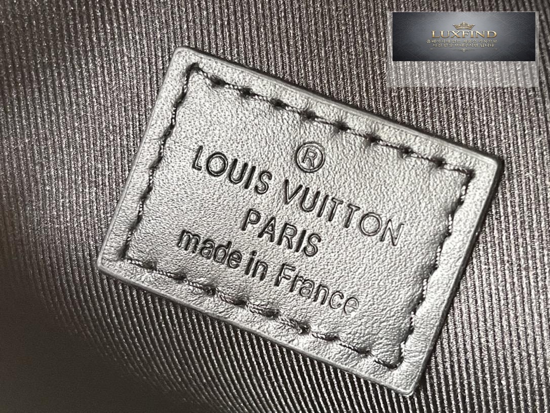 Louis Vuitton S - Lock Vertical Wearable Wallet