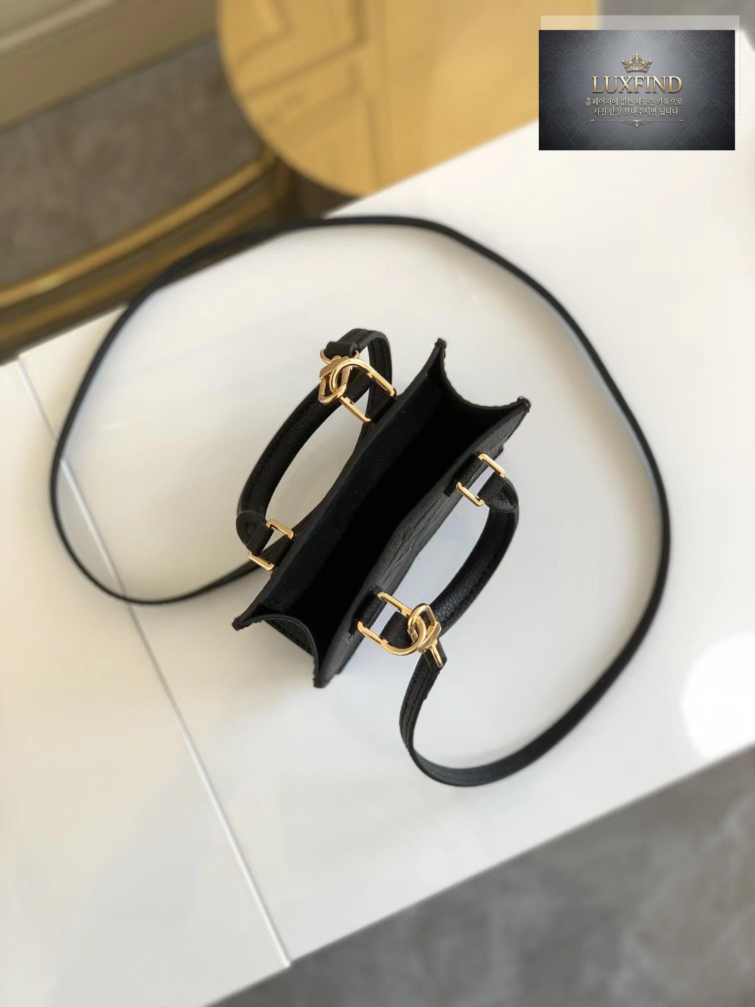 Louis Vuitton Petit Sac Plat