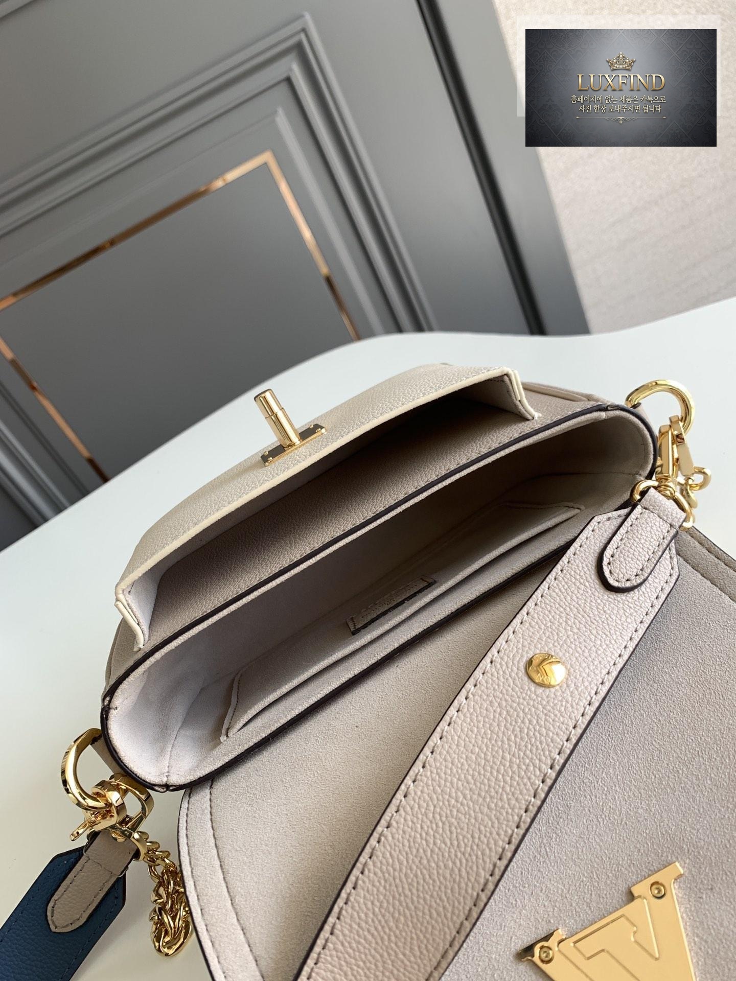 Louis Vuitton Lock Me Tender