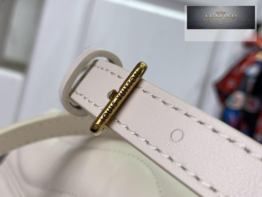 Louis Vuitton Hold Me