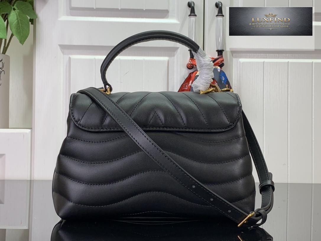 Louis Vuitton Hold Me