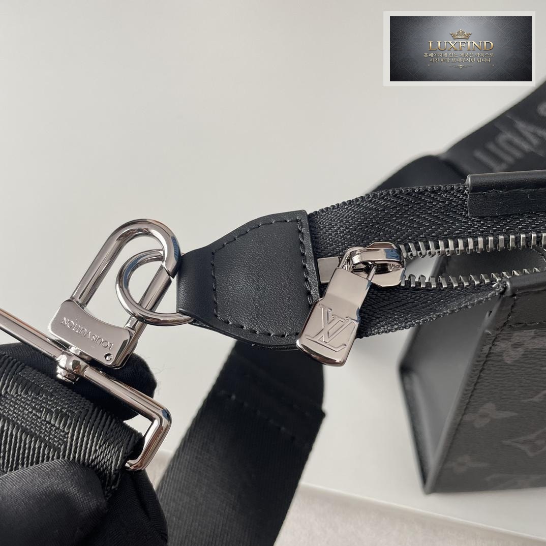 Louis Vuitton Gaston Wearable Wallet