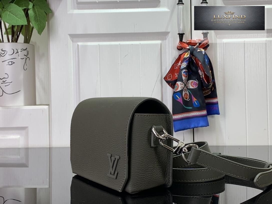 Louis Vuitton Fastline Wearable Wallet