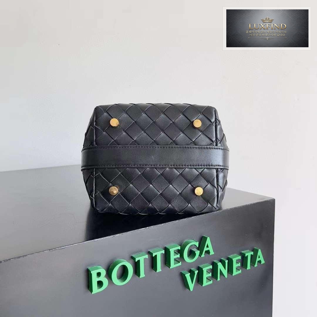 Bottega Veneta Wallis