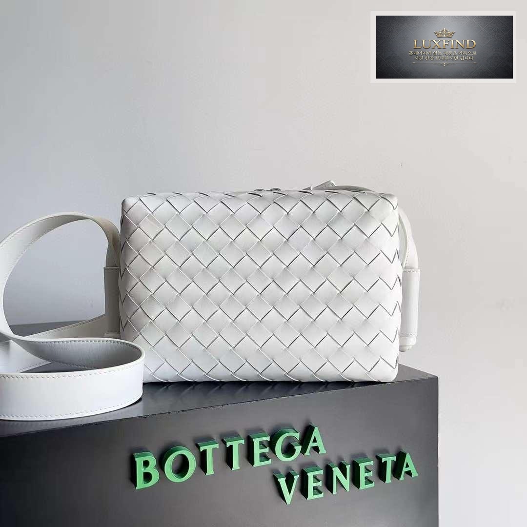 Bottega Veneta Intrecciato Loop Camera