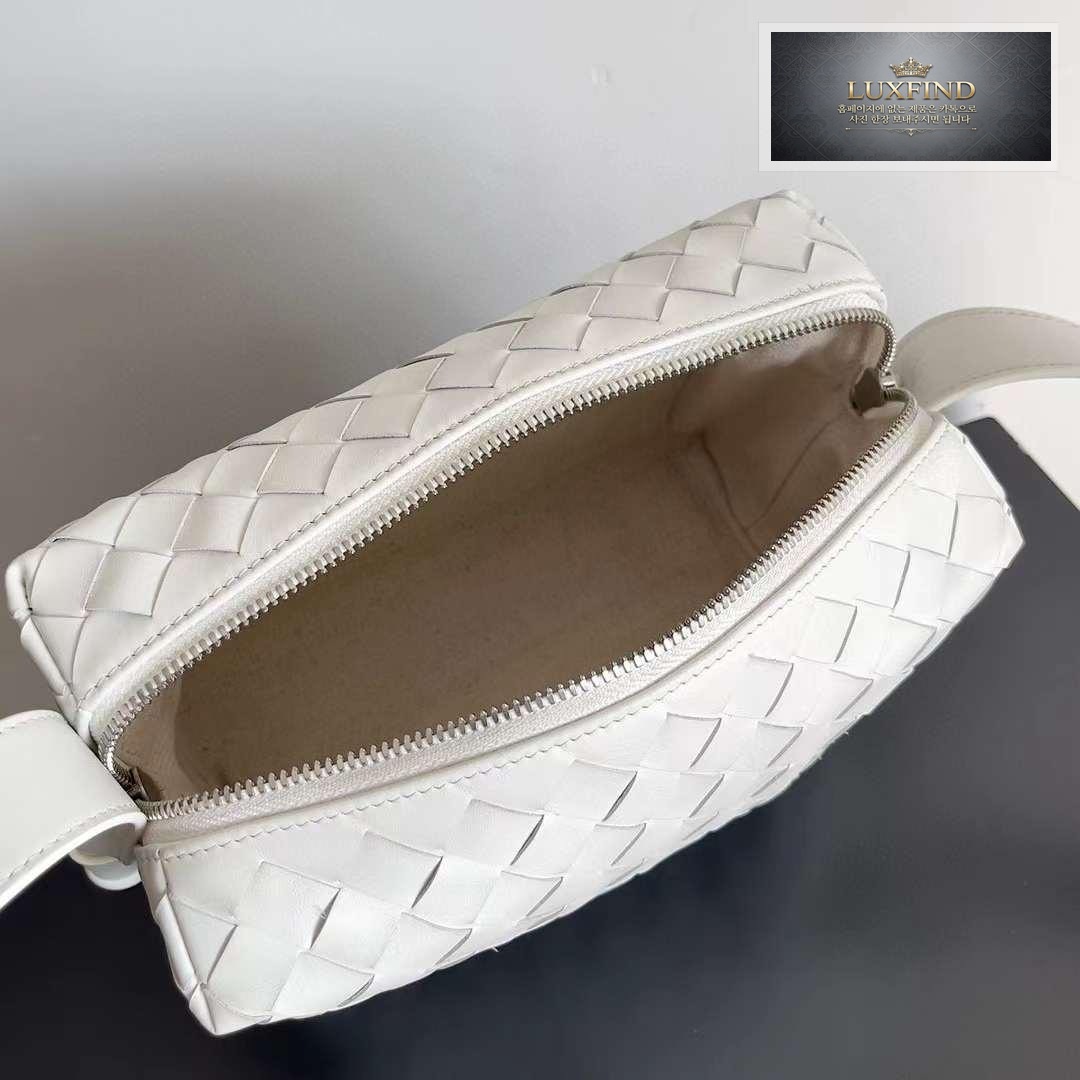Bottega Veneta Intrecciato Loop Camera