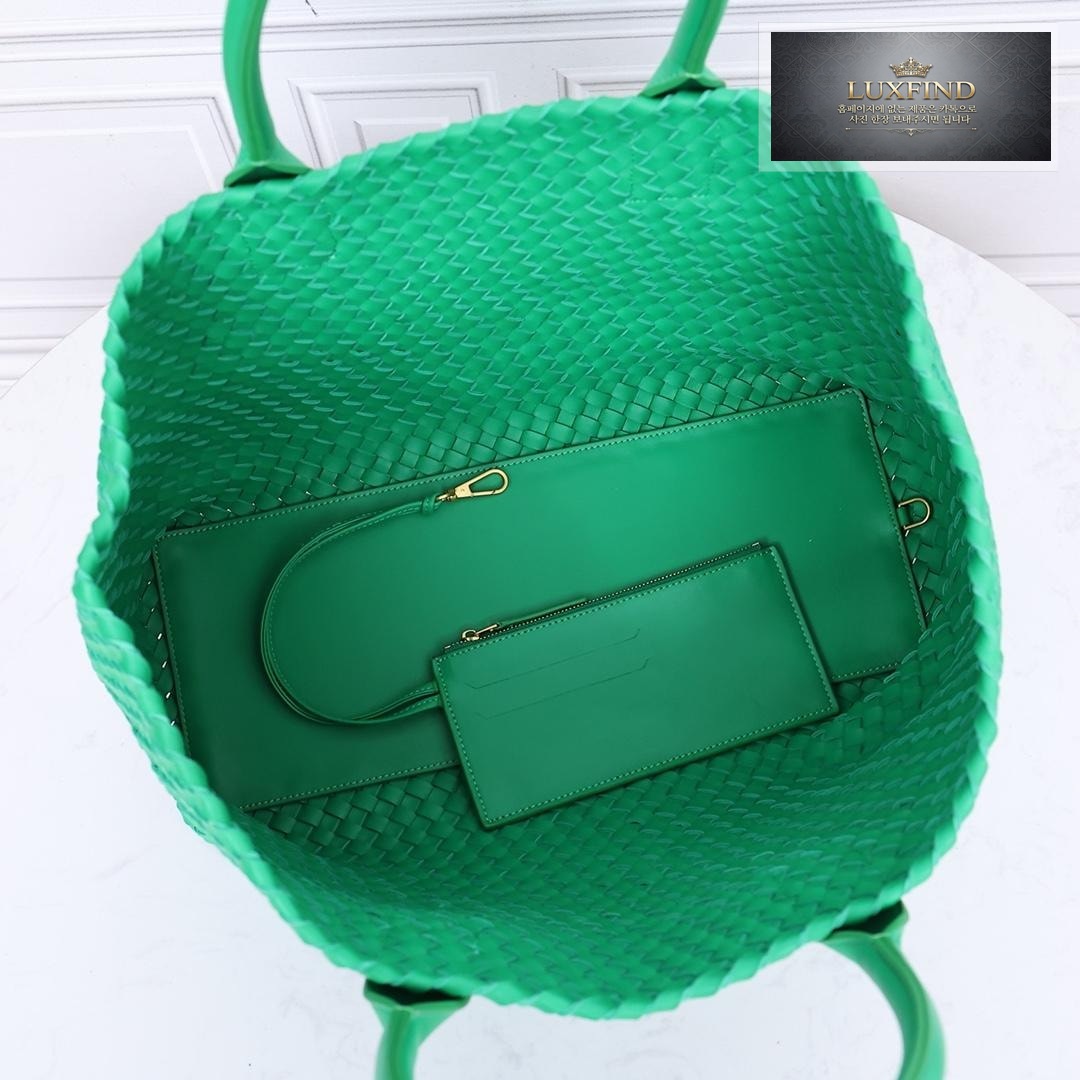 Bottega Veneta Cava Medium