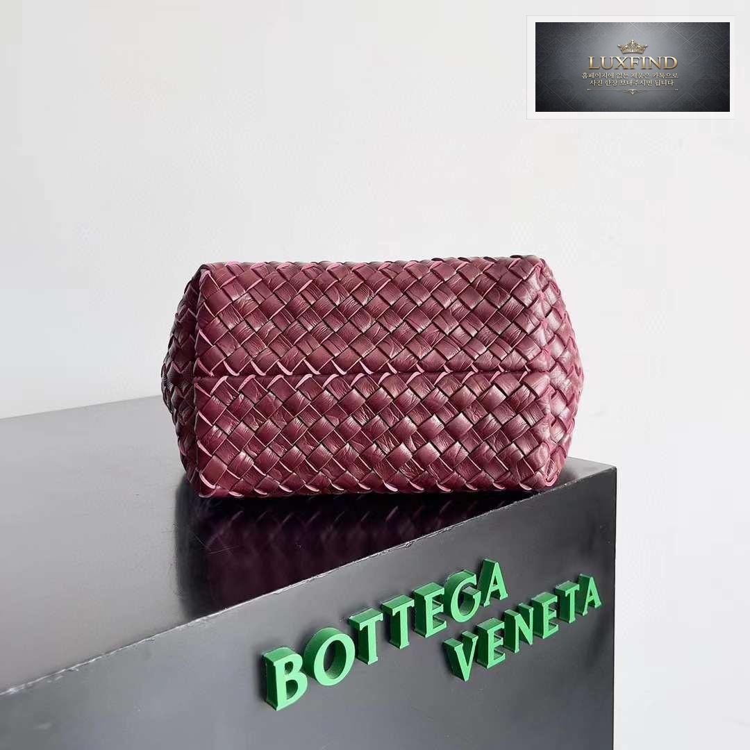 Bottega Veneta Cava Crocodile