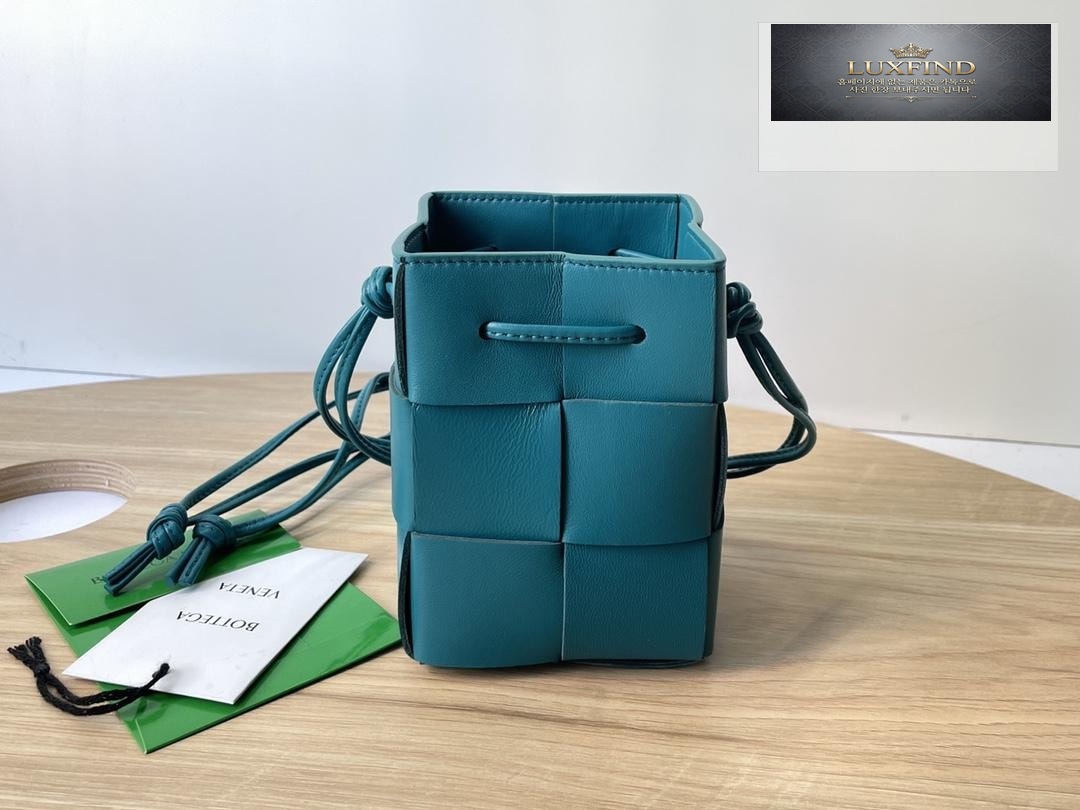 Bottega Veneta Cassette Crossbody Bucket