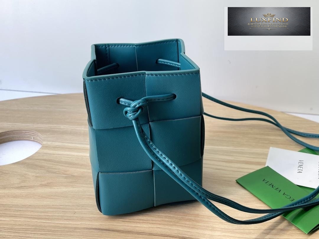 Bottega Veneta Cassette Crossbody Bucket