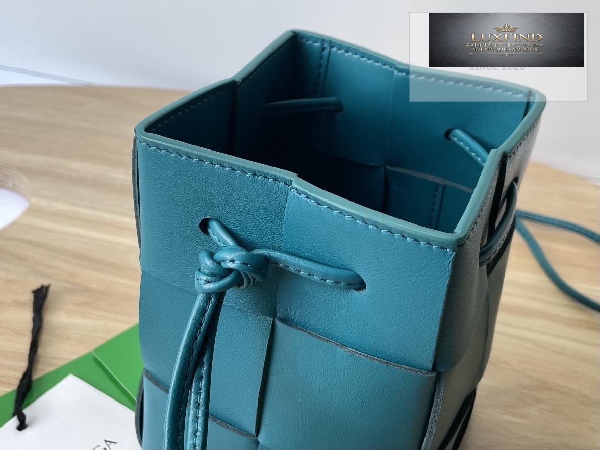 Bottega Veneta Cassette Crossbody Bucket