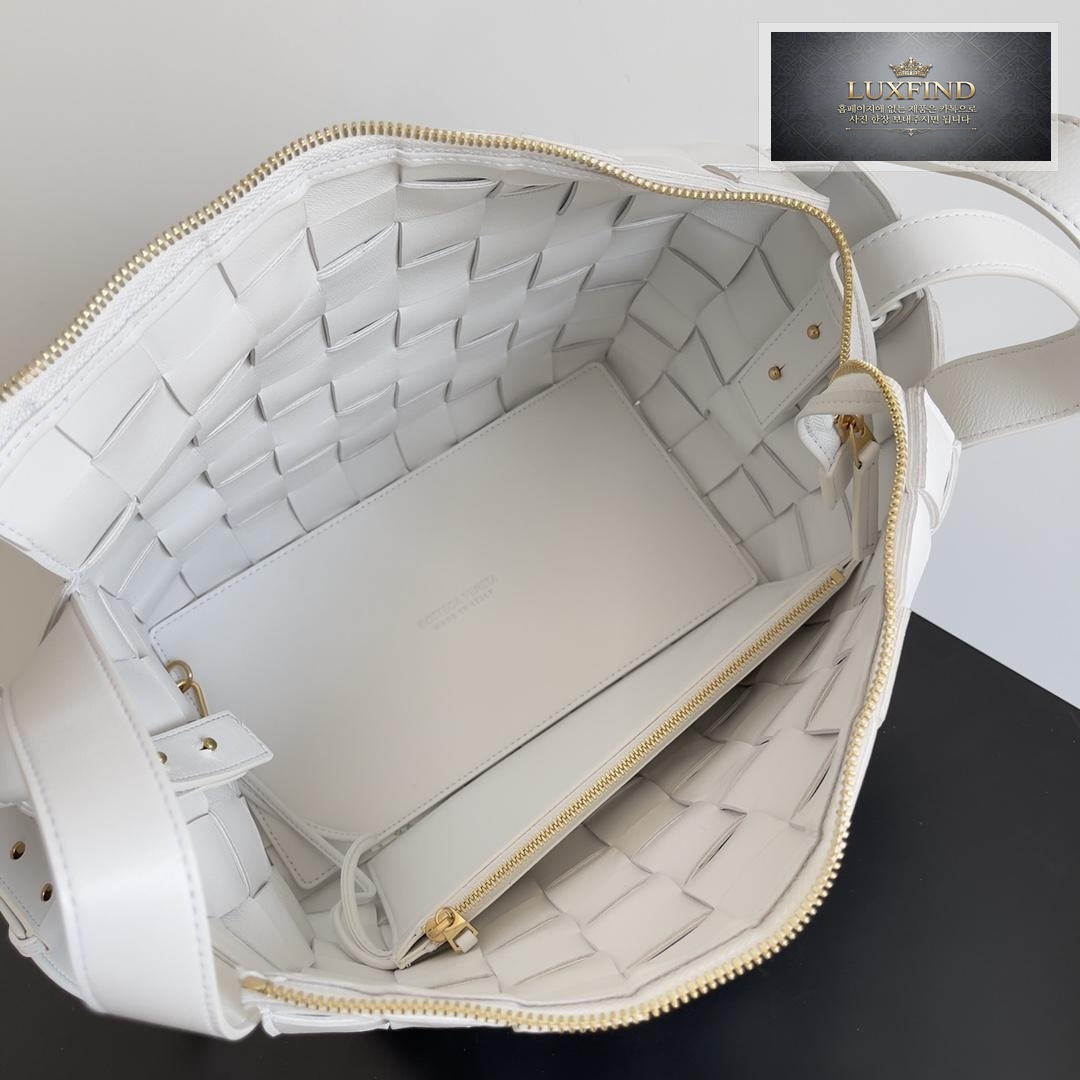 Bottega Veneta Bowling Cassette Tote