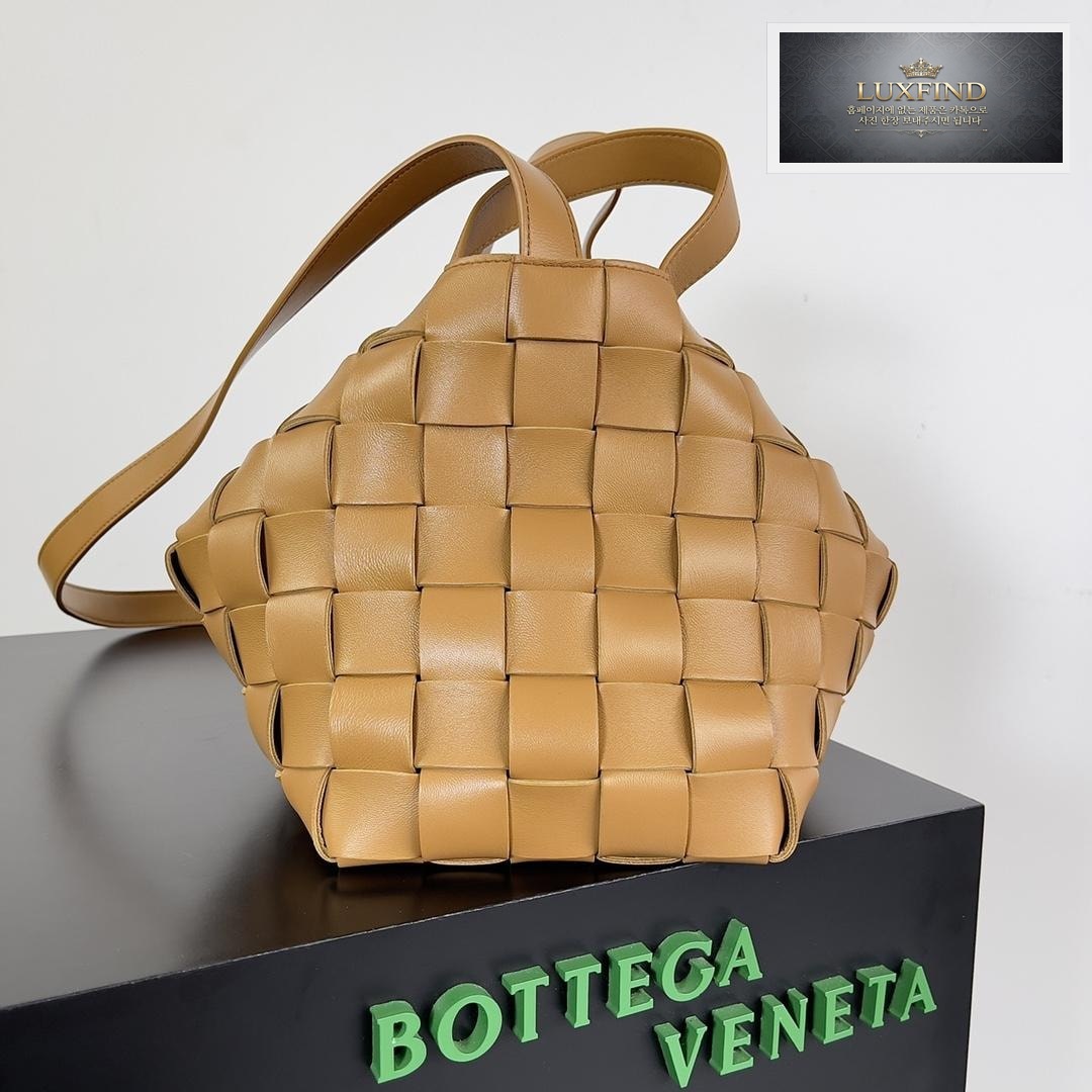 Bottega Veneta Bowling Cassette Tote