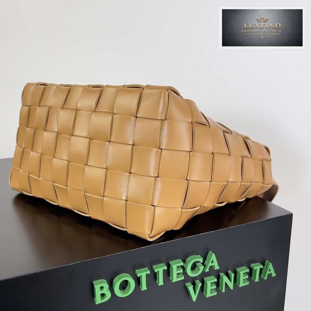 Bottega Veneta Bowling Cassette Tote