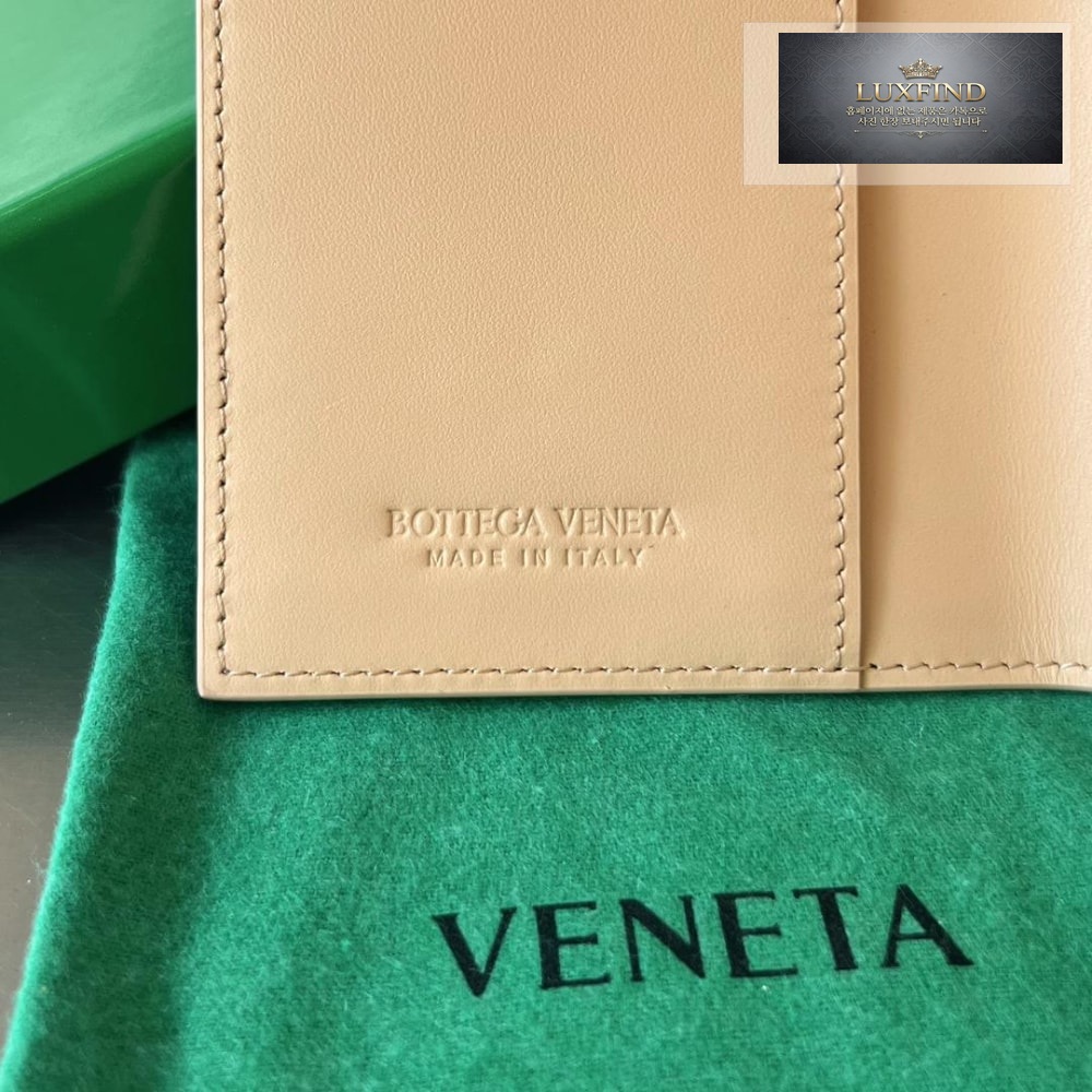 Bottega Veneta Intrecciato PassPort Case