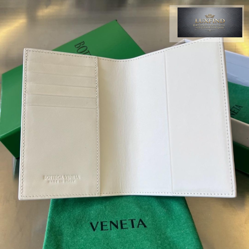 Bottega Veneta Intrecciato PassPort Case