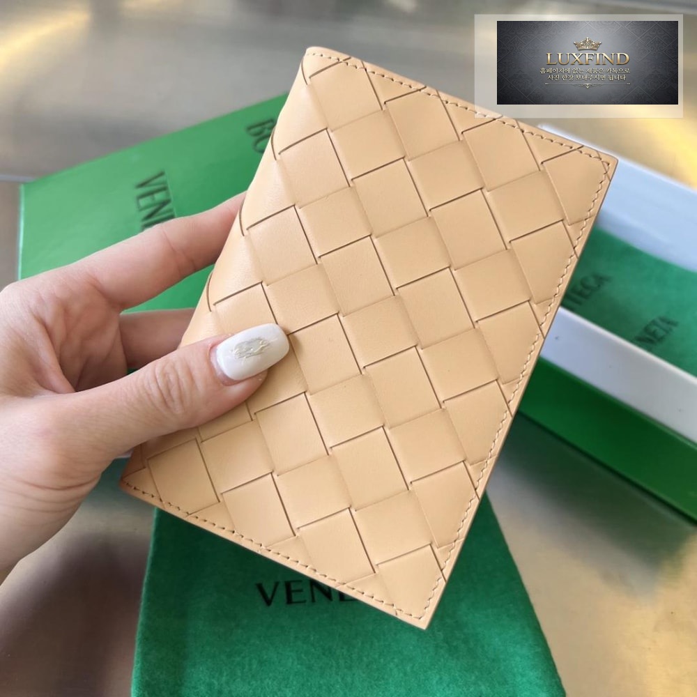 Bottega Veneta Intrecciato PassPort Case