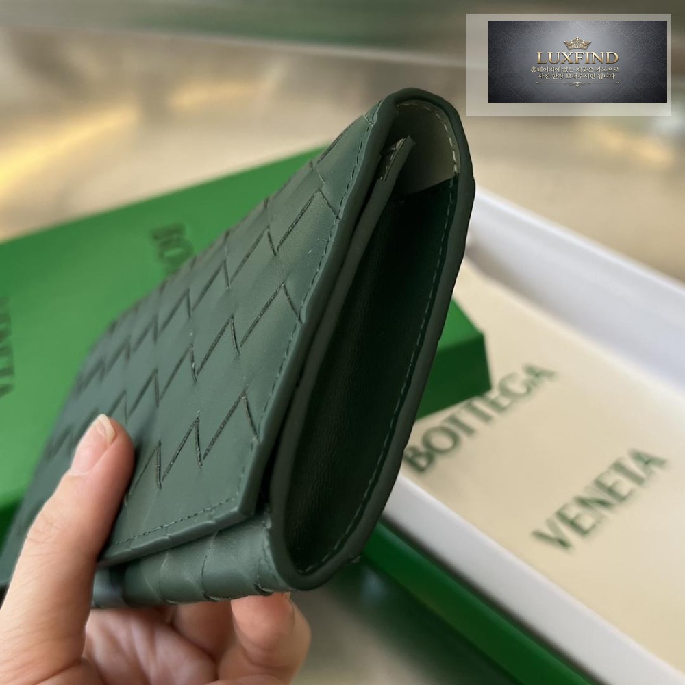 Bottega Veneta Intrecciato Vertical Wallet