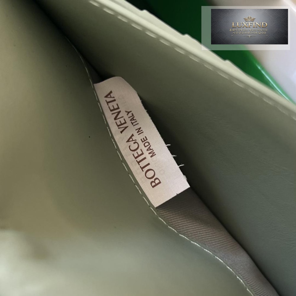 Bottega Veneta Intrecciato Vertical Wallet