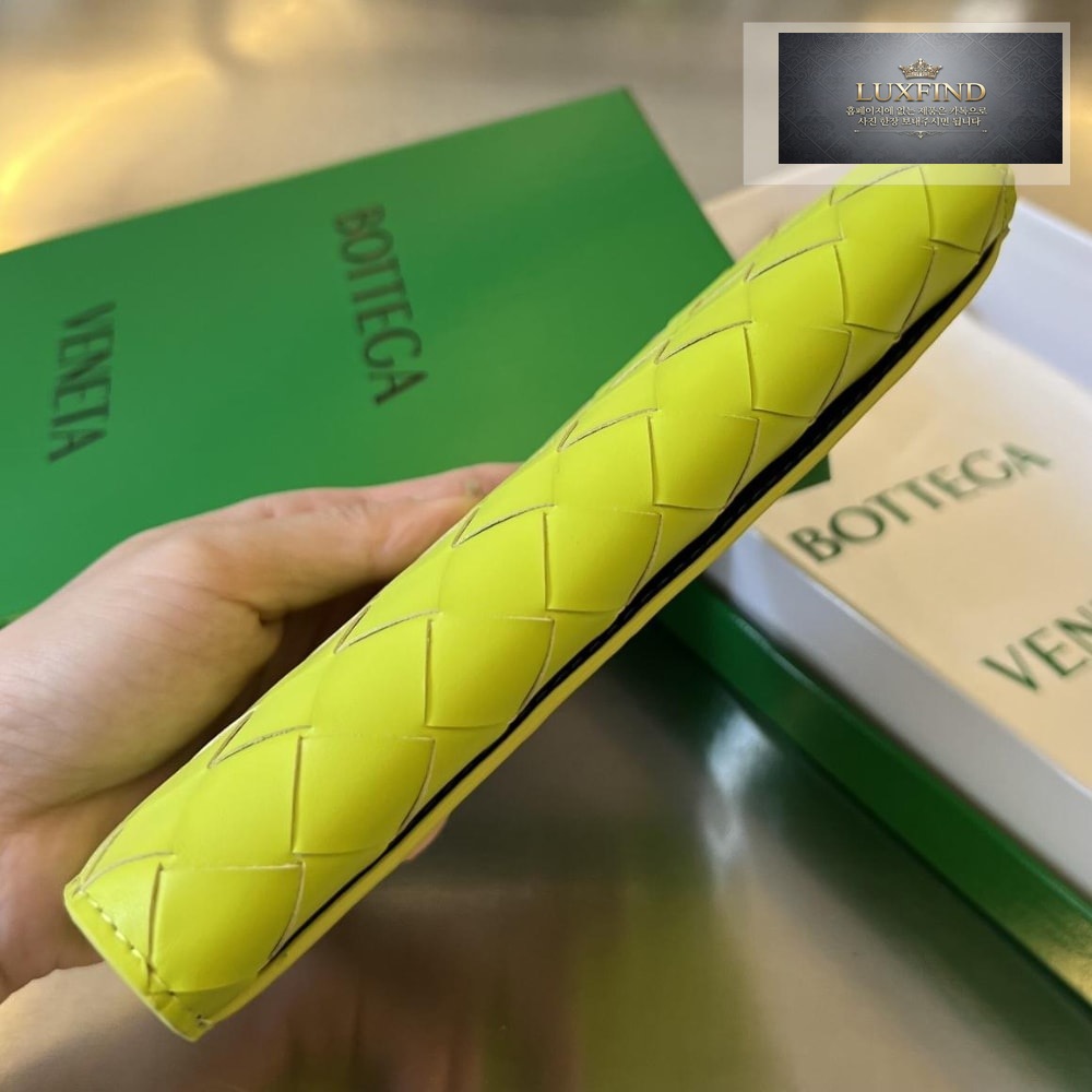 Bottega Veneta Intrecciato Vertical Wallet