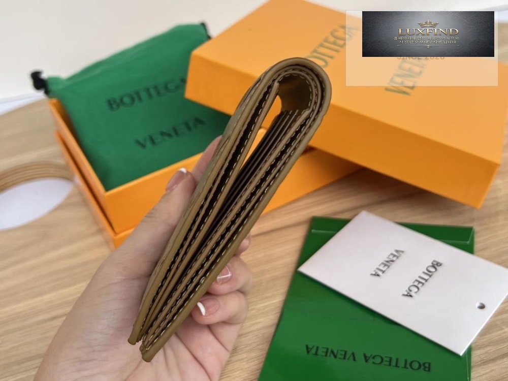 Bottega Veneta Intrecciato Bi Fold Wallet