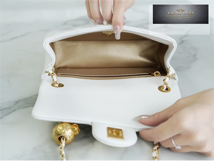 샤넬 클래식 골든볼 플랩 뉴미니 화이트