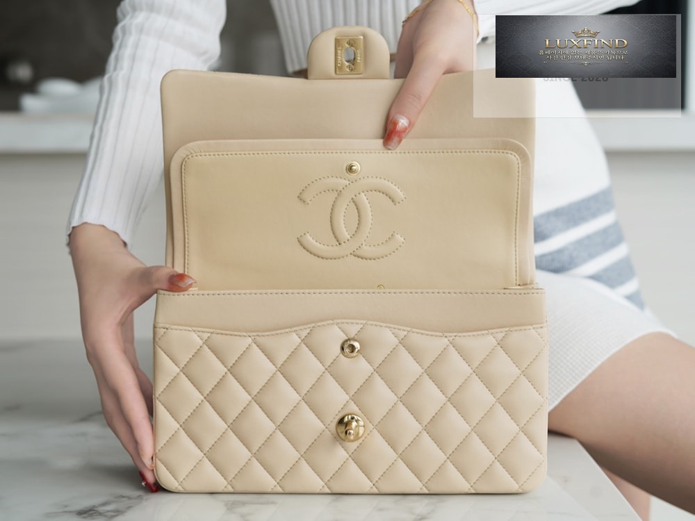 Chanel Classic Medium Lam