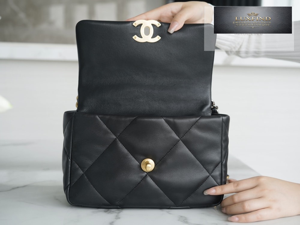 Chanel 19 Medium