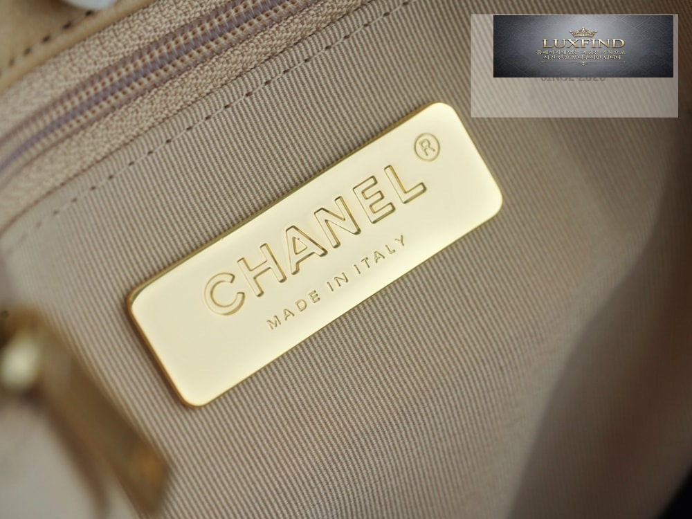Chanel 19 Medium
