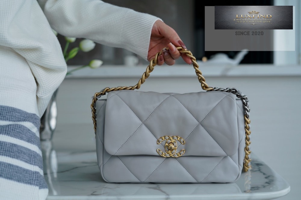 Chanel 19 Medium