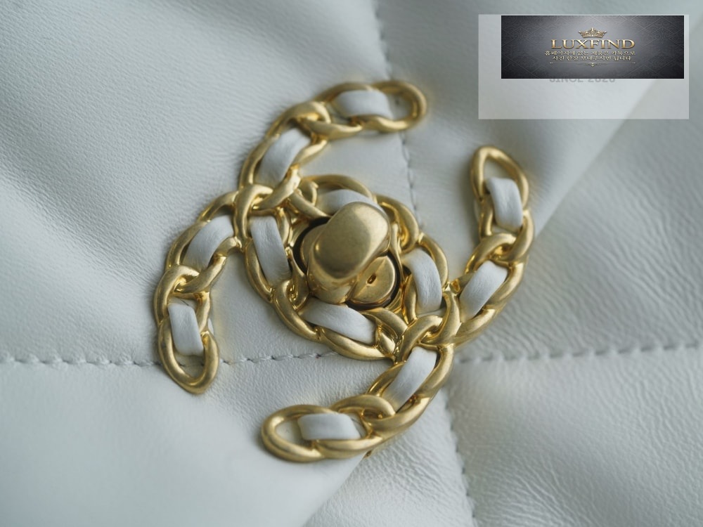 Chanel 19 Medium
