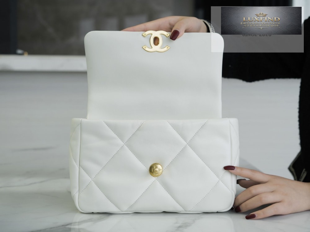 Chanel 19 Medium