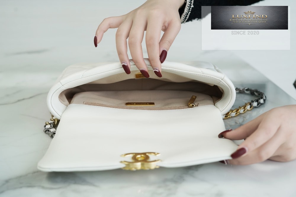 Chanel 19 Medium